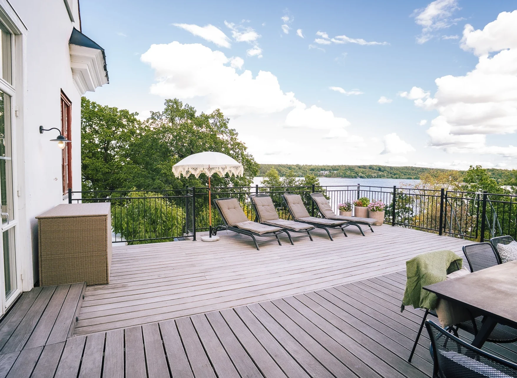 Terrass med solsängar och utsikt över Mälaren